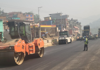 मुग्लिन  पोखरा सडक : दमौली बजारस्थित बागबजार  खण्डमा दोस्रो  चरणको  कालोपत्र सुरु
