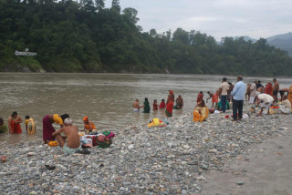 फोटोफिचरमा हेर्नुहोस् देवघाटधामको साउने मेला