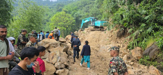 इलाम–राजदुवाली पहिरोले मेची राजमार्ग एक सातादेखि ठप्प, चार जिल्लाका यात्रु प्रभावित