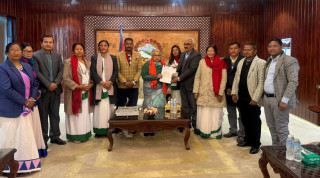 प्रधानमन्त्री  कार्कीसँग  थारू  कल्याणकारिणी  सभाको  भेट