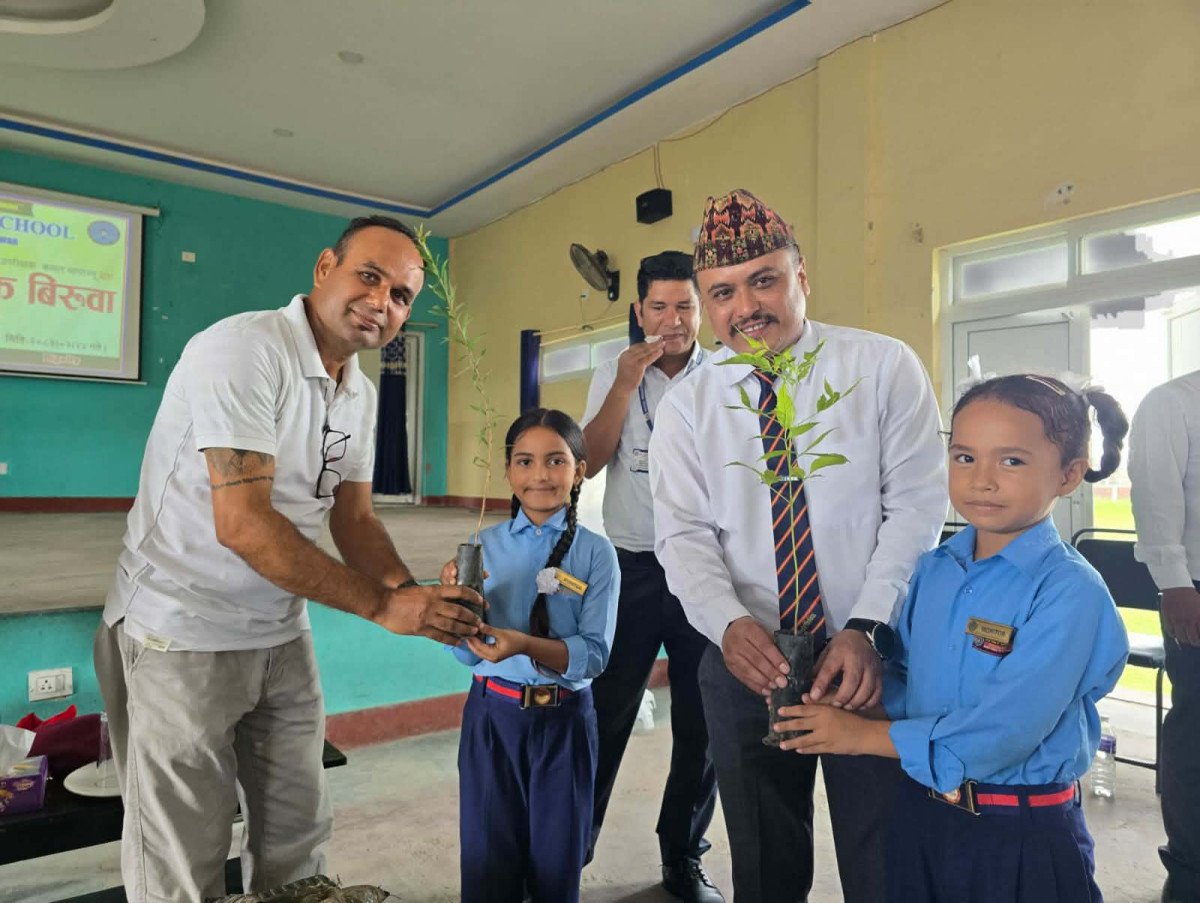 पुलिस स्कुलको एक विद्यार्थी एक विरुवा अभियान,वृक्षारोपण देखी देखी हुर्काउने सम्मको ज्ञान सिक्दै विद्यार्थी